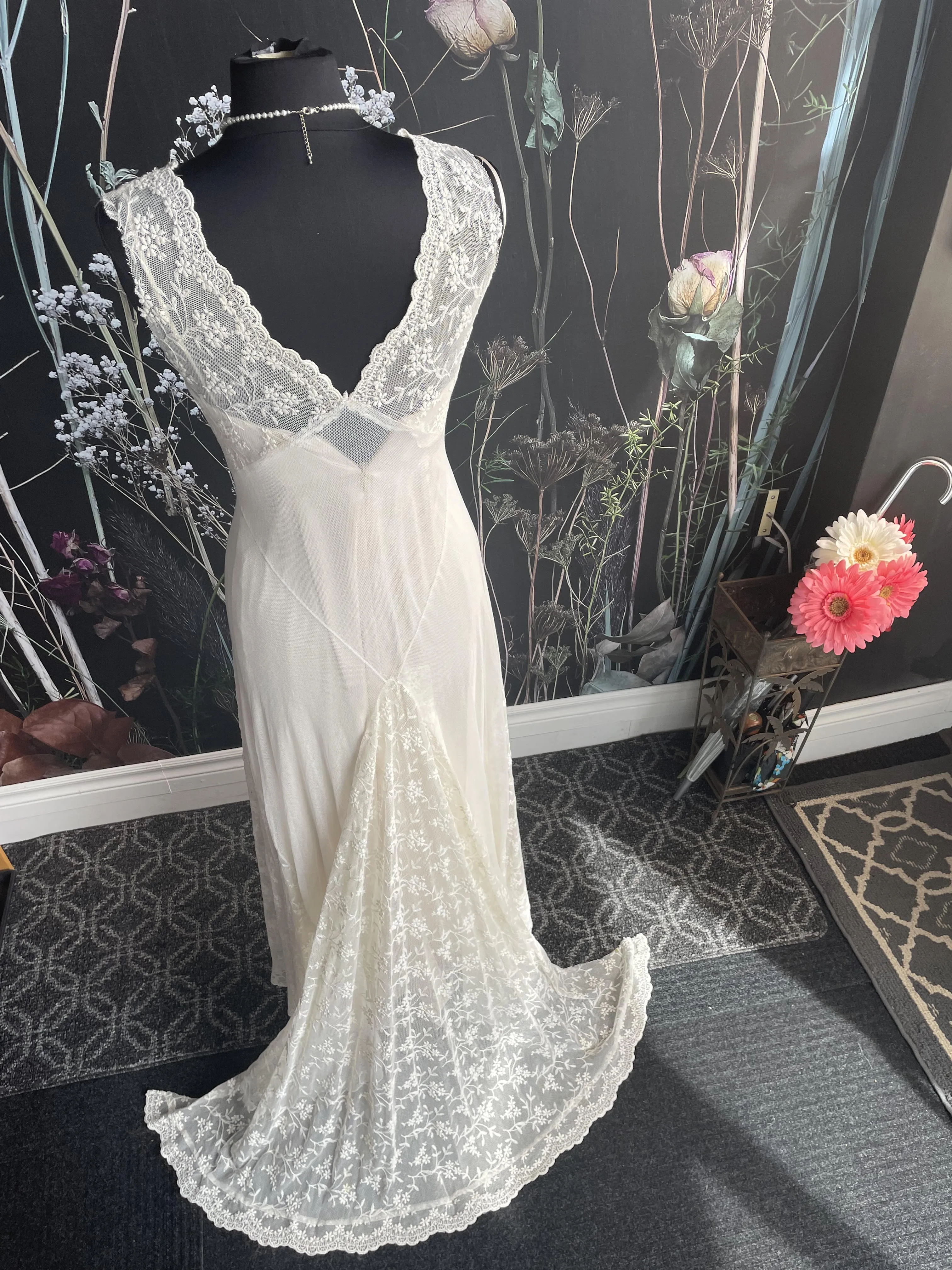 Dress 2653: Antique English Lace Waist 26