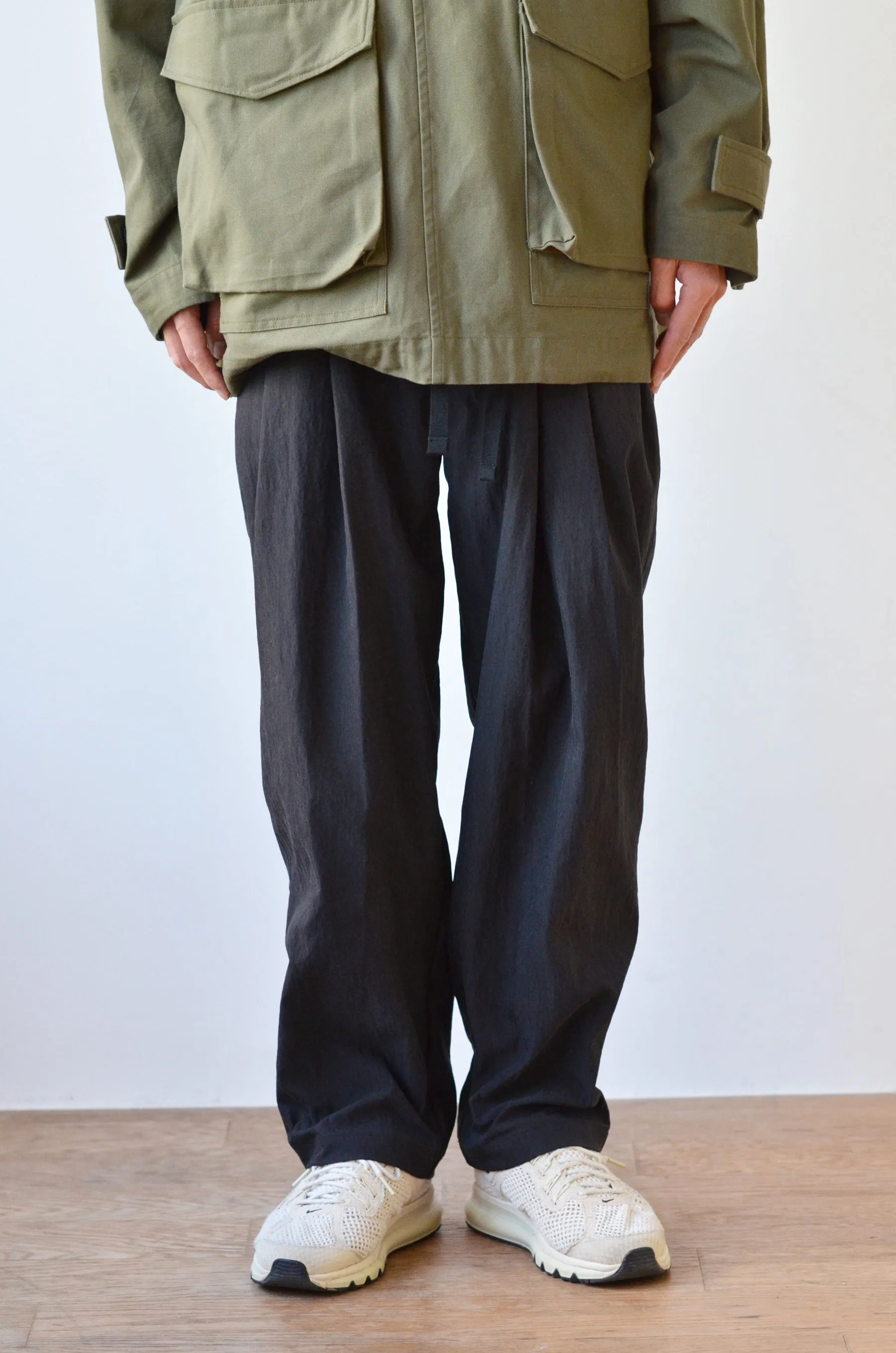 kontor / 3 PLEAT NYLON PANTS