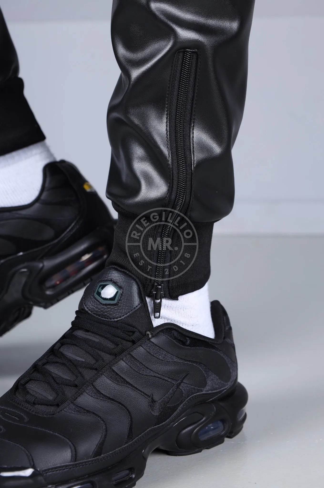 MR. 24 Tracksuit Pants - Black