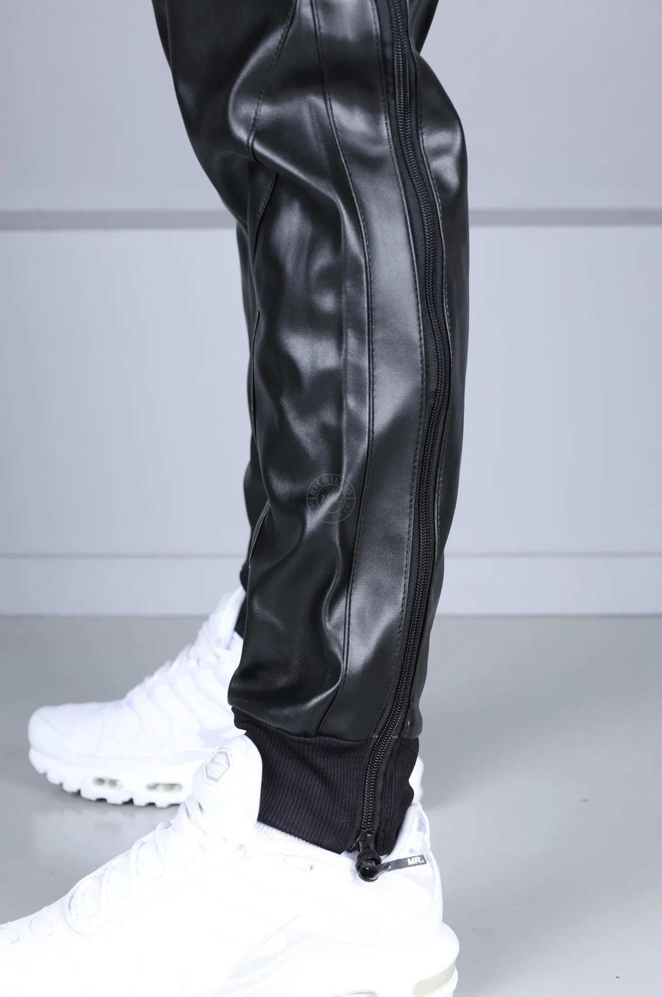 MR. 24 Tracksuit Pants Thru Zip - Black