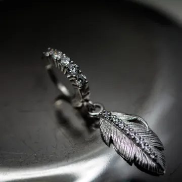 TummyToys® Gem Lined Feather Clasp